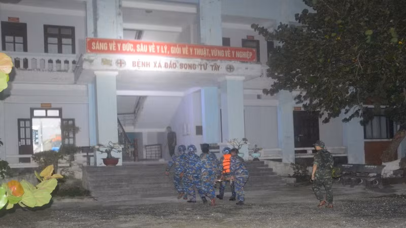 Đưa ngư dân bị bệnh vào Bệnh xá đảo Song Tử Tây điều trị. (Ảnh: CTV HQ) 