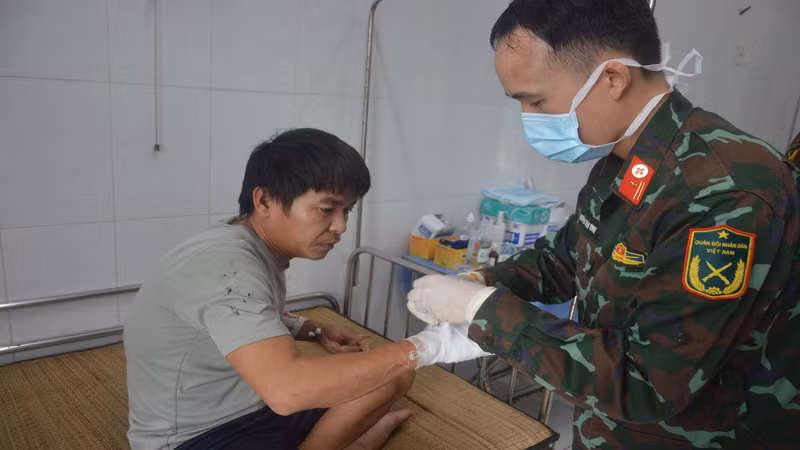 Quân y Bệnh xá Song Tử Tây chăm sóc vết thương cho bệnh nhân Võ Xuân Vĩ. (Ảnh: CTV HQ)