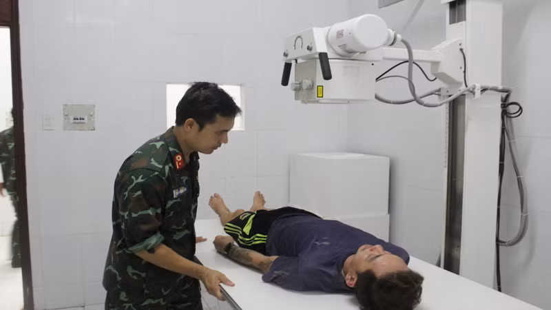 Thăm khám sức khỏe bệnh nhân Trần Văn Ưu. ( Ảnh: CTV)
