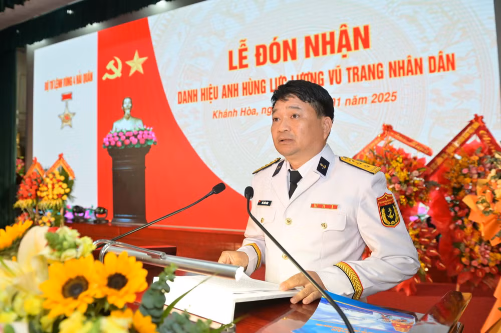 Thượng tá Bùi Xuân Bình, Chính ủy Vùng 4 Hải quân, báo cáo tóm tắt thành tích của đơn vị. (Ảnh: CTV HQ)