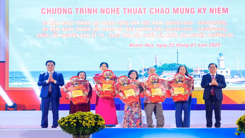 Lãnh đạo tỉnh Khánh Hòa tặng quà thân nhân cán bộ, chiến sĩ đang thực hiện nhiệm vụ ở quần đảo Trường Sa. (Ảnh: CTV)