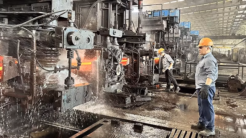 Dây chuyền sản xuất thép tại Nhà máy cán thép Thái Nguyên (thuộc Công ty cổ phần Gang thép Thái Nguyên). Ảnh MINH KHÔI