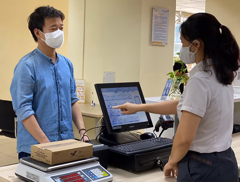 Khách đăng ký dịch vụ chuyển phát tại tại bưu cục. Ảnh: VNPost Khách đăng ký dịch vụ chuyển phát tại tại bưu cục. Ảnh: VNPost