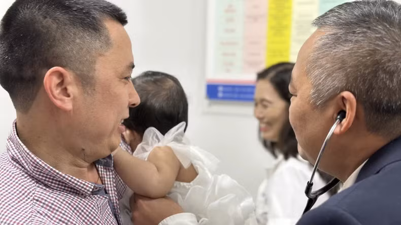 Khám cho trẻ tại Khoa Nhi (Bệnh viện Đại học Y Hà Nội). Ảnh: nhandan.vn 