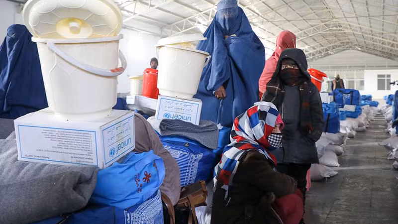 Phụ nữ và con gái của họ ở Afghanistan nhận được bộ dụng cụ hỗ trợ trong mùa đông từ Quỹ Nhi đồng Liên hợp quốc thời gian trước đây. Ảnh: UNICEF