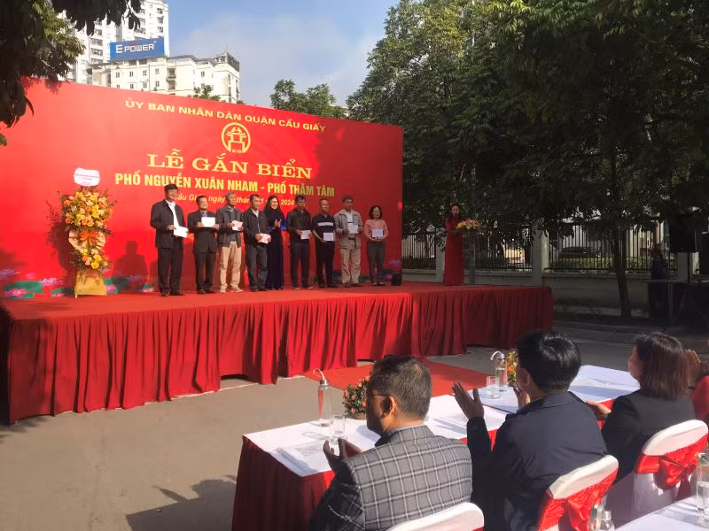 Trao giấy chứng nhận gắn biển số nhà cho các tập thể, cá nhân trên hai phố Nguyễn Xuân Nham và Thâm Tâm.