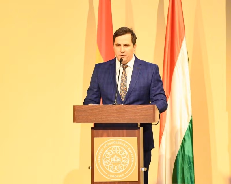Hiệu trưởng Trường Đại học Hành chính công quốc gia Hungary Gergeli Deli phát biểu chào mừng Thủ tướng Phạm Minh Chính. Hiệu trưởng Trường Đại học Hành chính công quốc gia Hungary Gergeli Deli phát biểu chào mừng Thủ tướng Phạm Minh Chính.
