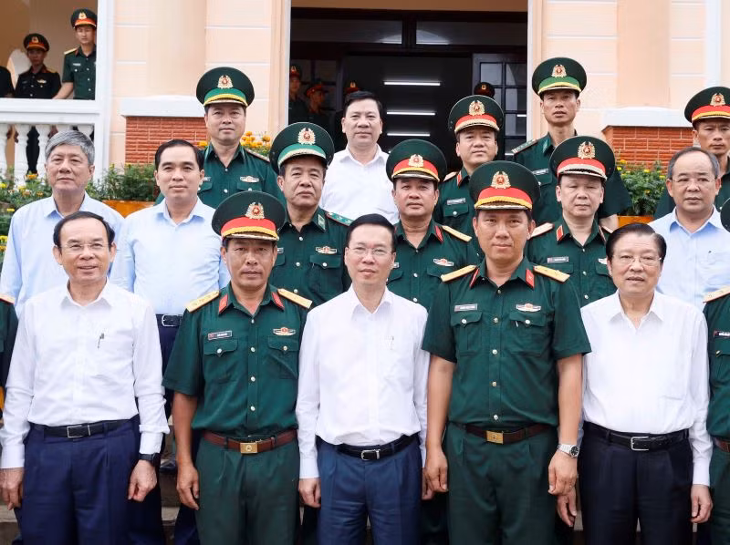 Chủ tịch nước Võ Văn Thưởng với các sĩ quan chỉ huy Trung đoàn 152, Quân khu 9. Chủ tịch nước Võ Văn Thưởng với các sĩ quan chỉ huy Trung đoàn 152, Quân khu 9.