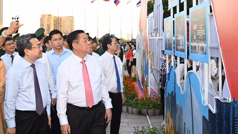 Các đại biểu tham quan triển lãm. (Ảnh: Quốc Thanh)