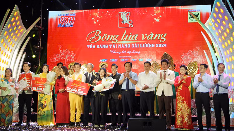 Ban tổ chức trao giải cho các thí sinh trong vòng Chung kết xếp hạng. (Ảnh THÙY TRANG). Ban tổ chức trao giải cho các thí sinh trong vòng Chung kết xếp hạng. (Ảnh THÙY TRANG).
