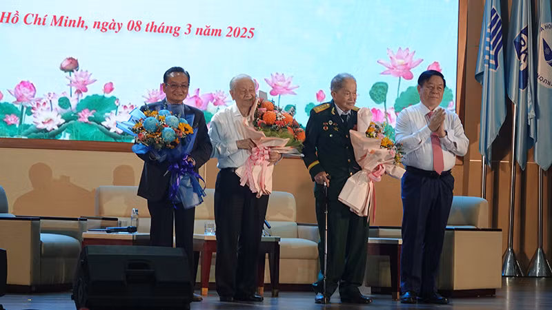 Đồng chí Nguyễn Trọng Nghĩa, Trưởng Ban Tuyên giáo và Dân vận Trung ương tặng hoa cho các nhân chứng lịch sử, khách mời.