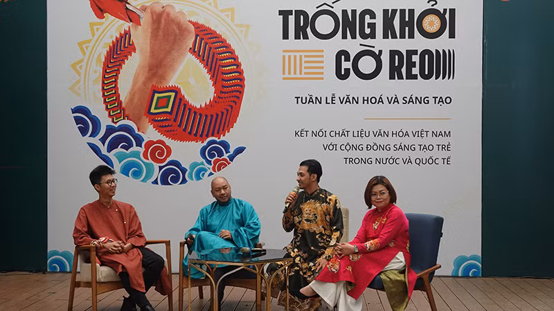 Các khách mời trao đổi về chủ đề Tiếp biến văn hóa trong ngành công nghiệp sáng tạo.