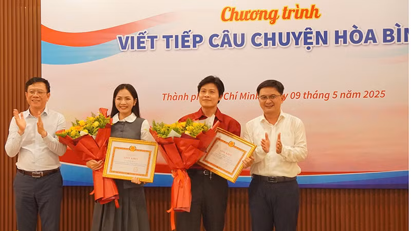 Nhạc sĩ Nguyễn Văn Chung và ca sĩ Duyên Quỳnh nhận Giấy khen của Ban Tuyên giáo và Dân vận Thành ủy Thành phố Hồ Chí Minh. (Ảnh: HT)