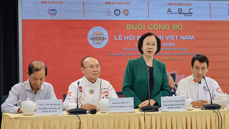 Bà Nguyễn Thị Khánh, Chủ tịch Hiệp hội Du lịch Thành phố Hồ Chí Minh phát biểu tại buổi công bố Lễ hội Bánh mì Việt Nam lần 3, năm 2025.