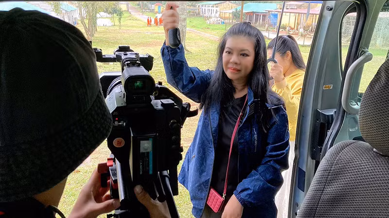 Đạo diễn Mỹ Khanh là trong những đạo diễn tham gia thực hiện bộ phim "Vượt sóng". Đạo diễn Mỹ Khanh là trong những đạo diễn tham gia thực hiện bộ phim "Vượt sóng".