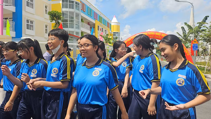 Các em học sinh Trường trung học cơ sở Mạc Đĩnh Chi nô nức trong ngày khánh thành. (Ảnh CTV).