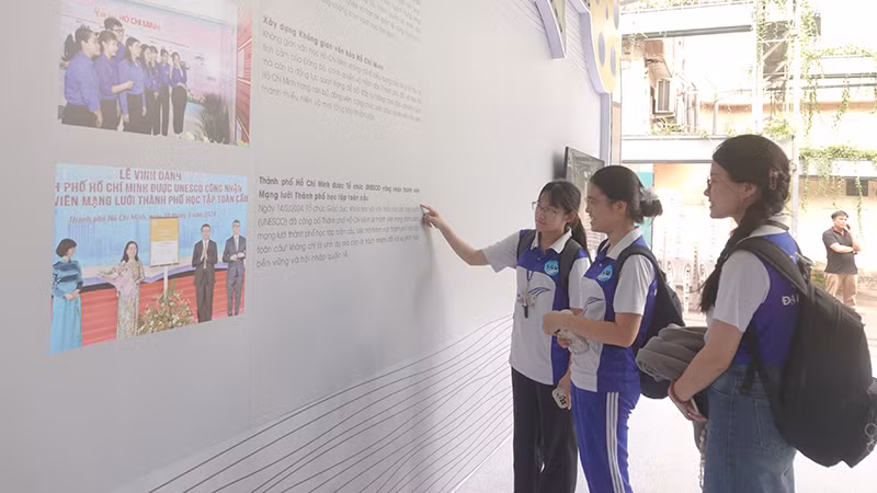 Các bạn trẻ tham quan Triển lãm. (Ảnh M.H)