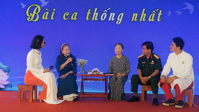 Các nhà thơ, đại biểu giao lưu tại chương trình.