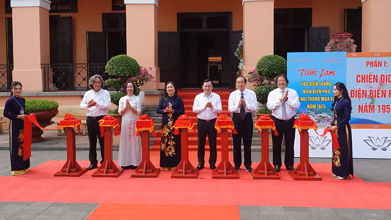 Các đại biểu thực hiện nghi thức cắt băng khai mạc trưng bày 2 chuyên đề. (Ảnh: M.H)