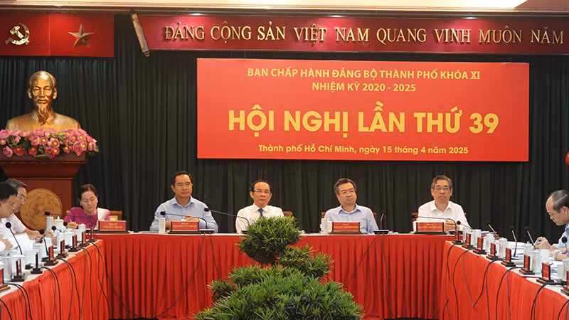 Các đồng chí chủ trì hội nghị. (Ảnh M.H)