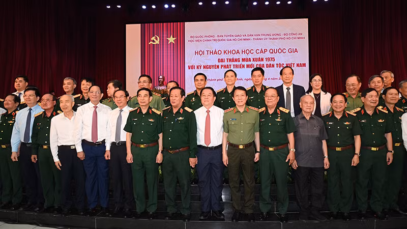 Các đại biểu chụp ảnh lưu niệm tại hội thảo. (Ảnh: M.H)