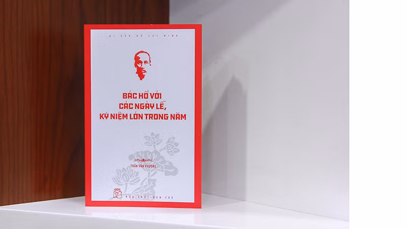 Bìa tựa sách Bác Hồ với các ngày lễ, kỷ niệm lớn trong năm. (Ảnh: NXB) Bìa tựa sách Bác Hồ với các ngày lễ, kỷ niệm lớn trong năm. (Ảnh: NXB)