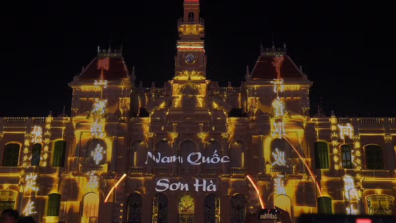 Bài thơ "Nam quốc sơn hà" của Lý Thường Kiệt xuất hiện trong phần dự thi Lễ hội ánh sáng của đội Việt Nam. (Ảnh: M.H)