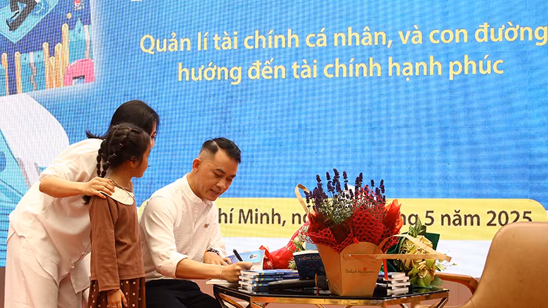 Tác giả Trần Công Danh ký tặng sách cho độc giả tại buổi giao lưu (Ảnh: NXB Kim Đồng).