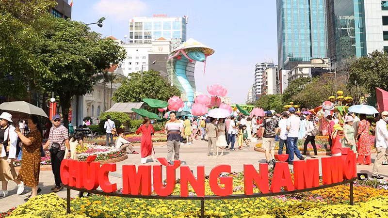 Nàng Tỵ tại Đường hoa Nguyễn Huệ tiếp tục được trưng bày đến hết tháng 2. (Ảnh Thế Anh)