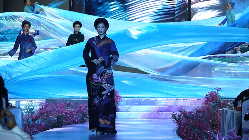 Hoa hậu Việt Nam 2018 Trần Tiểu Vy trình diễn áo dài trong bộ sưu tập "Thanh âm xanh" của nhà thiết kế Vũ Lan Anh. Hoa hậu Việt Nam 2018 Trần Tiểu Vy trình diễn áo dài trong bộ sưu tập "Thanh âm xanh" của nhà thiết kế Vũ Lan Anh.