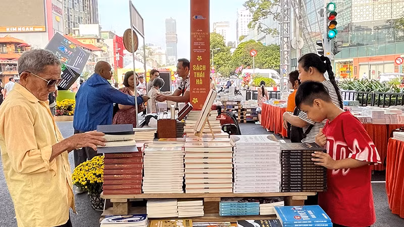 Du khách tham quan tại Lễ hội Đường sách Tết Ất Tỵ 2025. Du khách tham quan tại Lễ hội Đường sách Tết Ất Tỵ 2025.