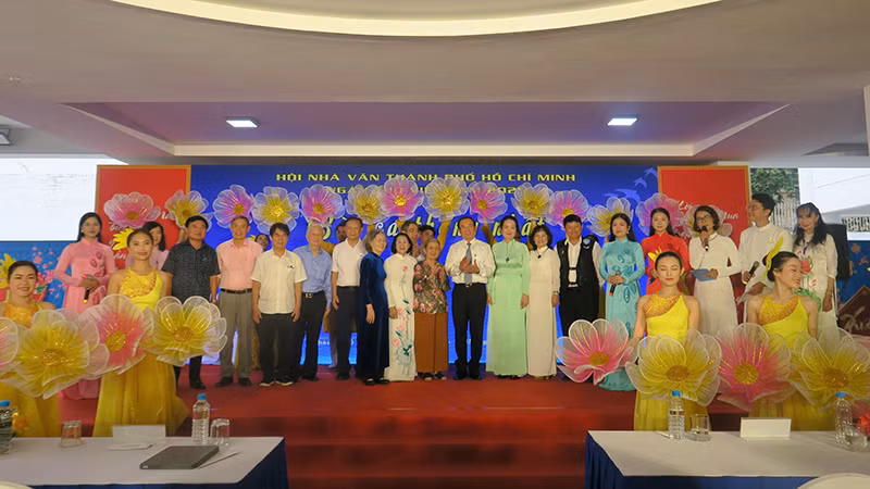 Đồng chí Nguyễn Văn Nên, Ủy viên Bộ Chính trị, Bí thư Thành ủy Thành phố Hồ Chí Minh chụp ảnh lưu niệm với các đại biểu, nhà thơ, nhà văn trong chương trình.