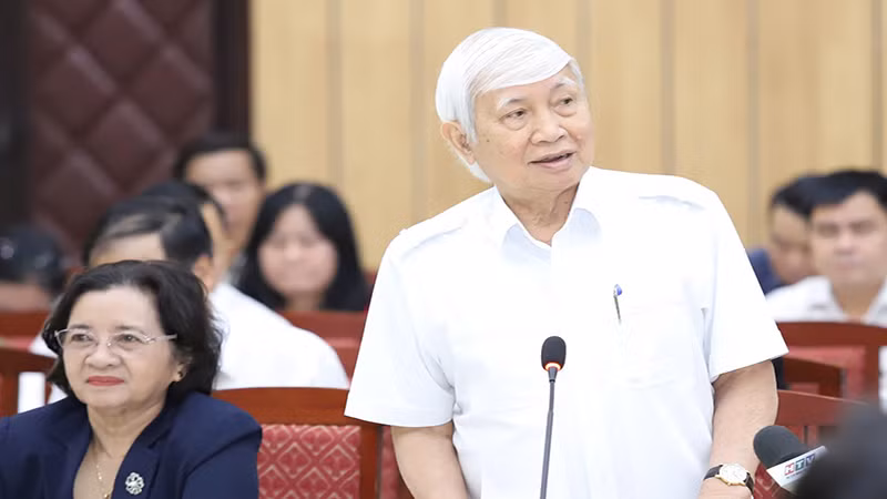Đồng chí Phan Xuân Biên, Phó Chủ tịch Hội Khoa học Lịch sử Việt Nam, phát biểu tại hội thảo.