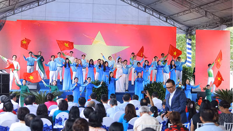 Tiết mục văn nghệ trong chương trình lễ khởi công. (Ảnh: M.H)