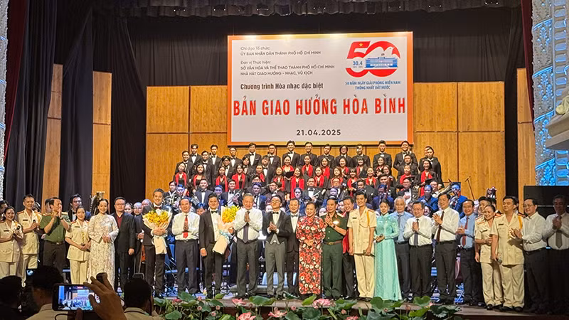 Tổng Bí thư Tô Lâm tặng hoa cho các nghệ sĩ tham gia chương trình. (Ảnh: H.N)
