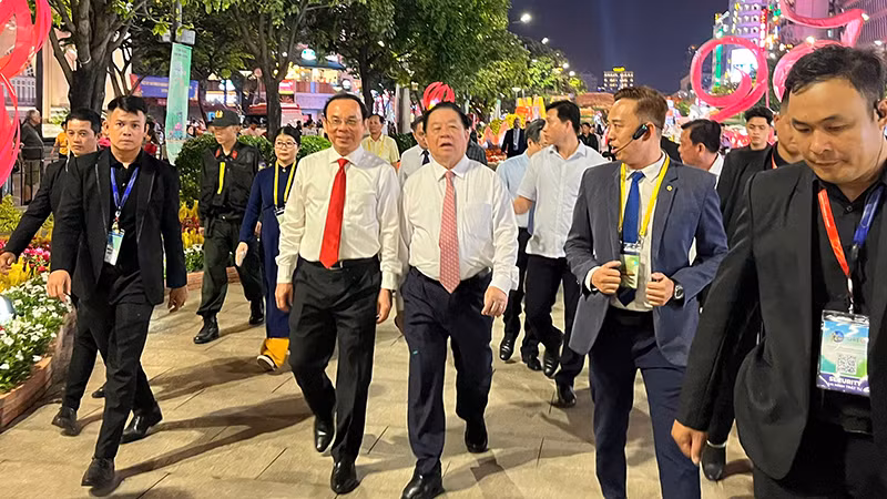 Các đại biểu tham quan Đường hoa Nguyễn Huệ.