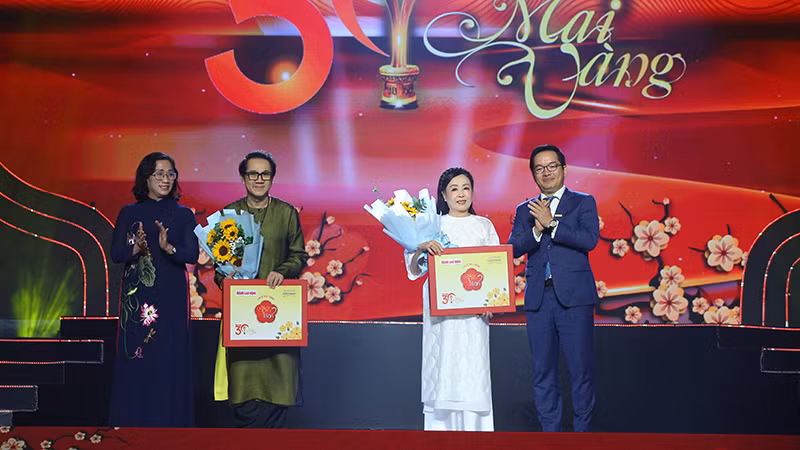 Chương trình Mai vàng nhân ái trao quà tặng cho Nghệ sĩ Nhân dân Thu Hiền và Nghệ sĩ Ưu tú Thành Lộc. (Ảnh BTC).