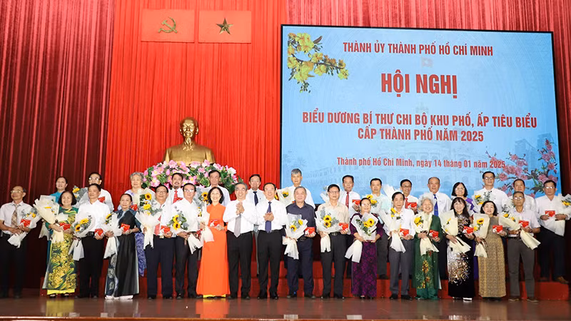 Lãnh đạo Thành phố Hồ Chí Minh tặng hoa và biểu trưng cho các đồng chí Bí thư chi bộ khu phố, ấp tiểu biểu.