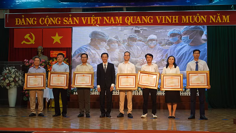 Thứ trưởng Y tế Nguyễn Tri Thức tặng Bằng khen của Thủ tướng Chính phủ cho các tập thể, cá nhân của Bệnh viện Thống Nhất.