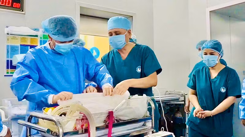 Ca phẫu thuật thành công nhờ sự phối hợp nhịp nhàng vô cùng ăn ý giữa bệnh viện Từ Dũ và bệnh viện Nhi Đồng 1. (Ảnh Bệnh viện cung cấp).