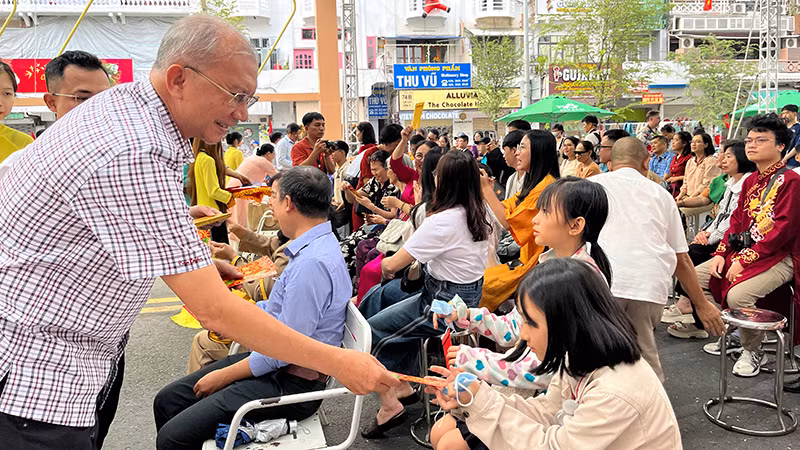 Nhà báo Dương Thành Truyền, Đại sứ văn hóa đọc thành phố nhiệm kỳ 2024-2025, lì xì sách cho các em tham gia chương trình.