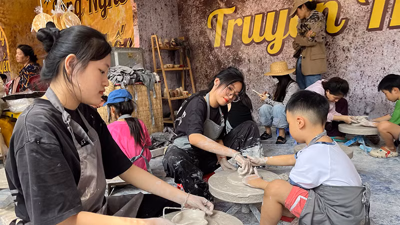 Các em nhỏ trải nghiệm làm gốm tại Thảo Cầm Viên Sài Gòn. (Ảnh: M.H).