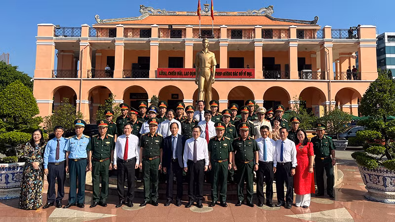 Các đại biểu chụp ảnh lưu niệm tại Bảo tàng Hồ Chí Minh, chi nhánh Thành phố Hồ Chí Minh. (Ảnh: M.H).
