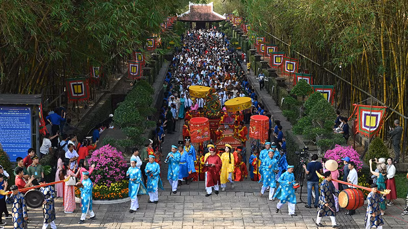 Đông đảo các đại biểu, người dân đến dâng hương, dâng hoa tại Khu tưởng niệm các Vua Hùng thuộc Công viên Lịch sử-Văn hóa dân tộc, thành phố Thủ Đức, Thành phố Hồ Chí Minh. (Ảnh: QUỐC THANH).