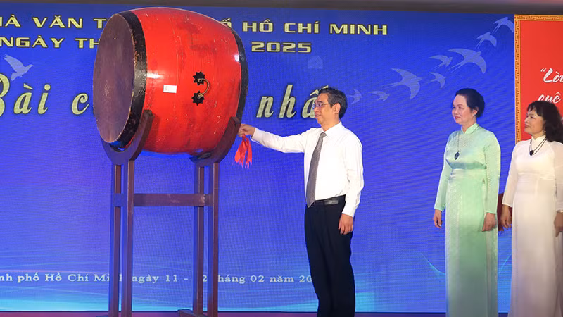 Đồng chí Nguyễn Phước Lộc, Phó Bí thư Thành ủy, Chủ tịch Ủy ban Mặt trận Tổ quốc Việt Nam Thành phố Hồ Chí Minh đánh trống khai mạc Ngày thơ.