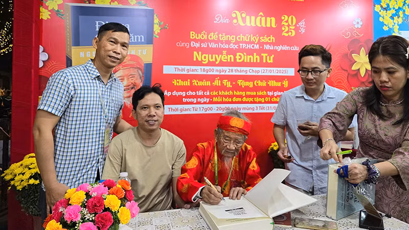 Nhà nghiên cứu Nguyễn Đình Tư ký tặng sách tại Lễ hội Đường sách Tết Ất Tỵ 2025. Nhà nghiên cứu Nguyễn Đình Tư ký tặng sách tại Lễ hội Đường sách Tết Ất Tỵ 2025.