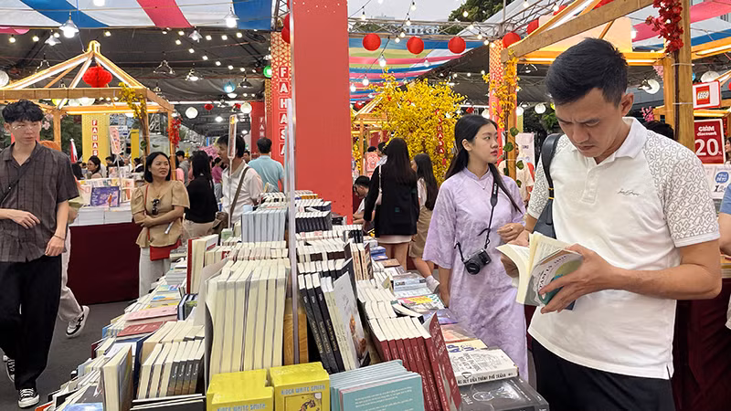 Khách tham quan Lễ hội Đường sách Tết Ất Tỵ trong ngày mùng 1 Tết.