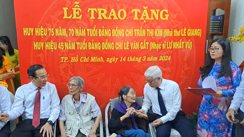 Nhạc sĩ Lư Nhất Vũ (thứ hai từ trái qua) và nhà thơ Lê Giang (thứ ba từ trái qua) tại Lễ trao tặng Huy hiệu 75 năm, 70 năm tuổi Đảng cho nhà thơ Lê Giang và 45 năm tuổi Đảng cho nhạc sĩ Lư Nhất Vũ. (Ảnh Trịnh Bình) Nhạc sĩ Lư Nhất Vũ (thứ hai từ trái qua) và nhà thơ Lê Giang (thứ ba từ trái qua) tại Lễ trao tặng Huy hiệu 75 năm, 70 năm tuổi Đảng cho nhà thơ Lê Giang và 45 năm tuổi Đảng cho nhạc sĩ Lư Nhất Vũ. (Ảnh Trịnh Bình)