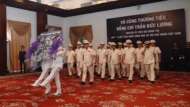 Đoàn Công an Thành phố Hồ Chí Minh do Trung tướng Lê Hồng Nam, Bí thư Đảng ủy, Giám đốc Công an thành phố dẫn đầu đến viếng nguyên Chủ tịch nước Trần Đức Lương (Ảnh: THÉ ANH).
