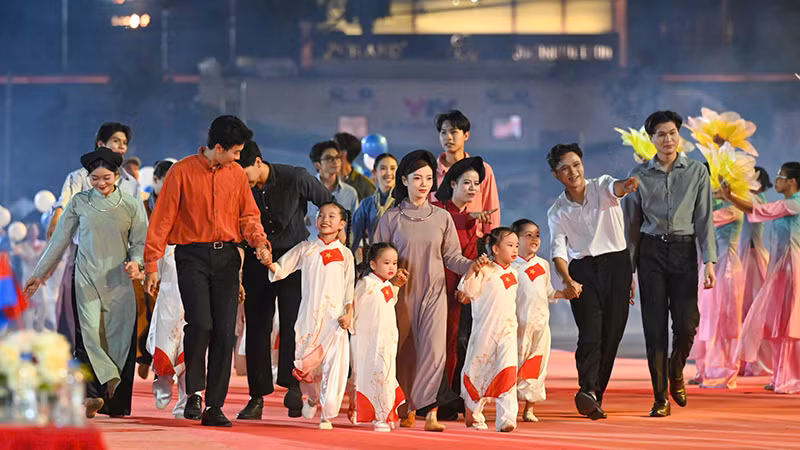 Khoảng 1.000 diễn viên tham gia chương trình, trong đó có nhiều nghệ sĩ nổi tiếng qua các thế hệ. (Ảnh: DUY LINH) Khoảng 1.000 diễn viên tham gia chương trình, trong đó có nhiều nghệ sĩ nổi tiếng qua các thế hệ. (Ảnh: DUY LINH)